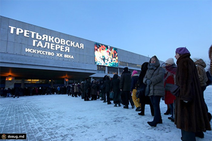 Директор Третьяковки объяснила снос двери толпой на выставке Серова