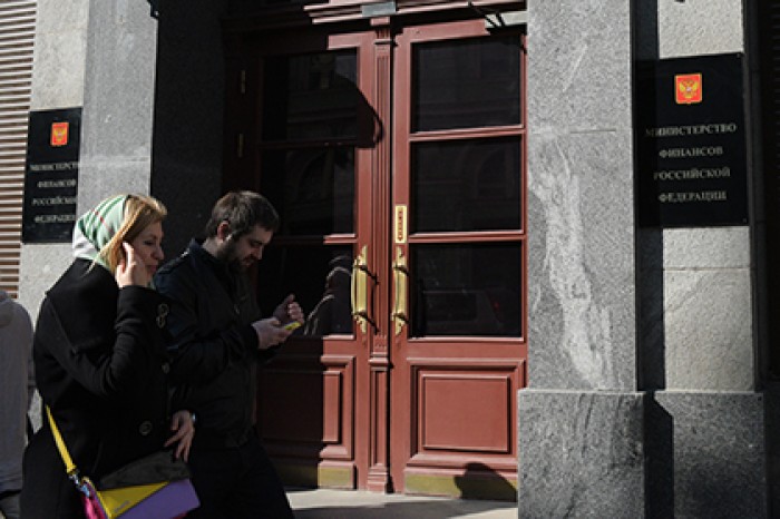 Доллару предсказали рост на пять рублей из-за действий Минфина и ЦБ