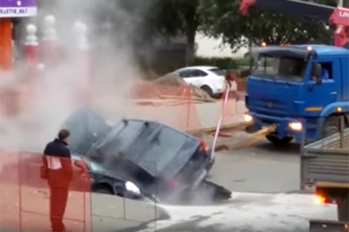 Два автомобиля провалились под землю из-за прорыва теплотрассы в Самаре