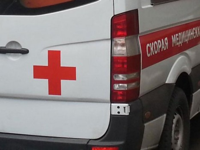 Двухлетнего мальчика ранил в голову нож, выброшенный из окна дома