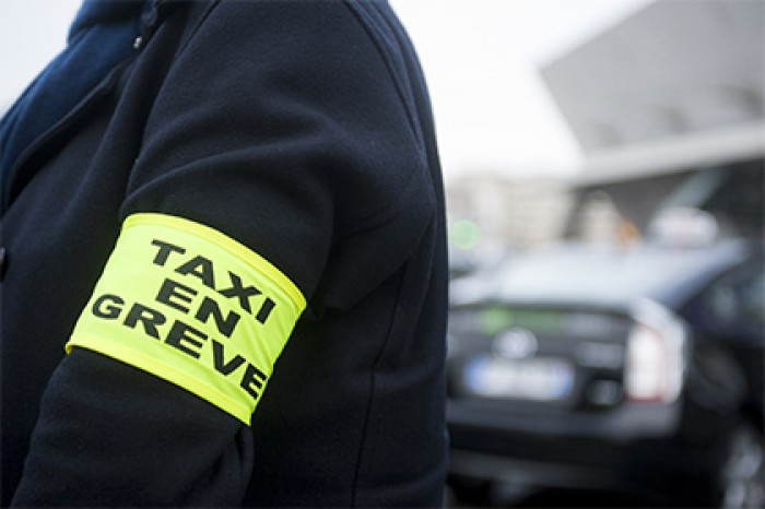 Французские таксисты пригрозили сорвать Евро-2016
