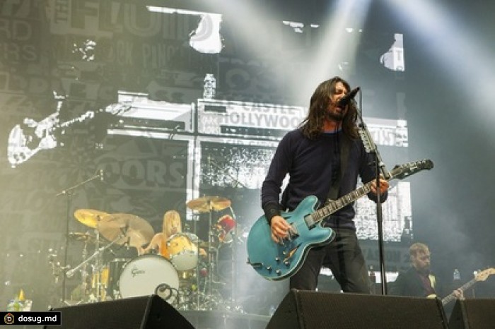 Фронтмен Foo Fighters сломал ногу во время концерта в Гетеборге