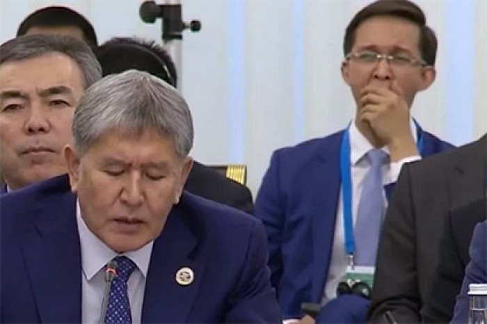 Глава МИД Казахстана извинился за зевающего и грызущего ногти сотрудника
