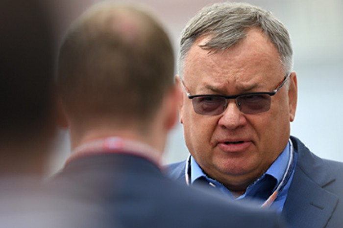 Глава ВТБ допустил укрепление рубля на 10 процентов в течение года