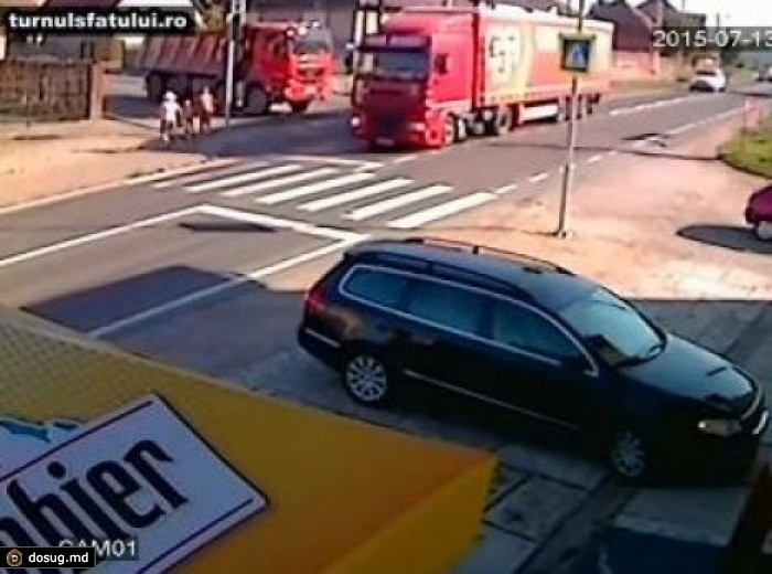 Грузовик сбил женщину с ребенком в Румынии