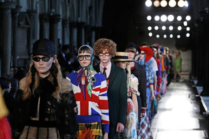 Gucci спародировал Елизавету II на показе круизной коллекции