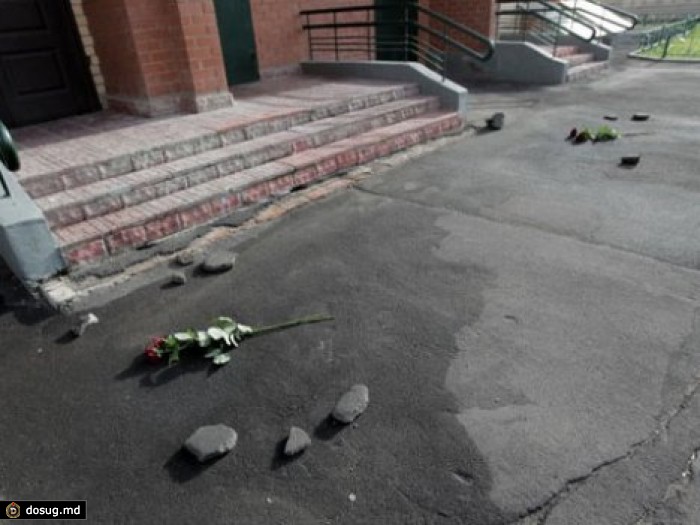 Испанка выбросила дочерей из окна и покончила с собой