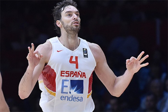 Испанский баскетболист сломал руку на разминке перед матчем НБА