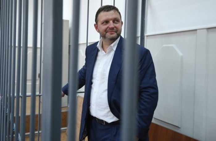 Источник рассказал о задержании Белых с бутылкой вина