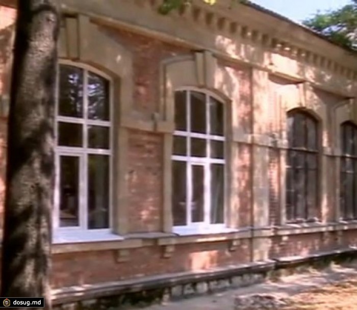Историческое здание Кишинева изуродовали пластиковыми окнами
