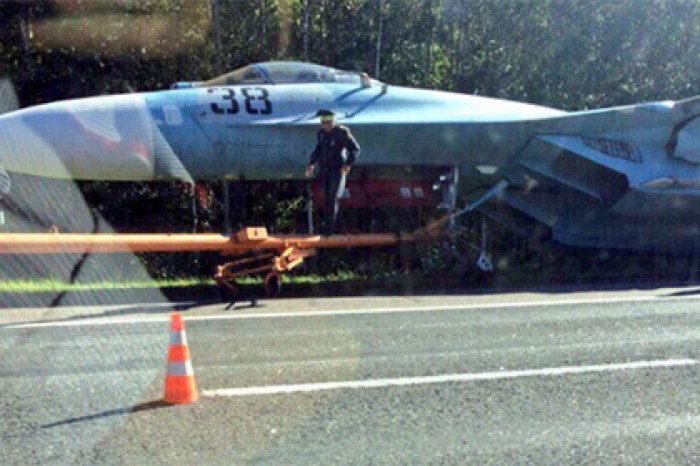 Истребитель Су-27 попал в ДТП на белорусской трассе