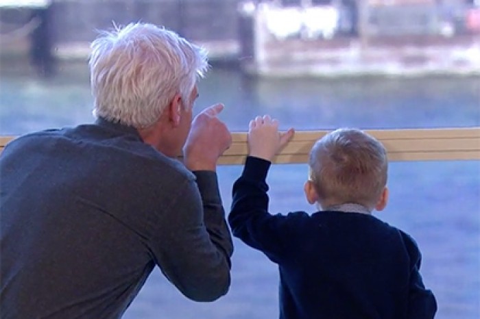 Юный британец предпочел смотреть на лодочки вместо интервью о спасении матери