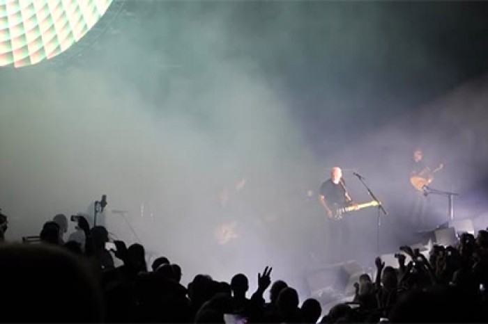 Камбербэтч спел песню Pink Floyd вместе с Дэвидом Гилмором