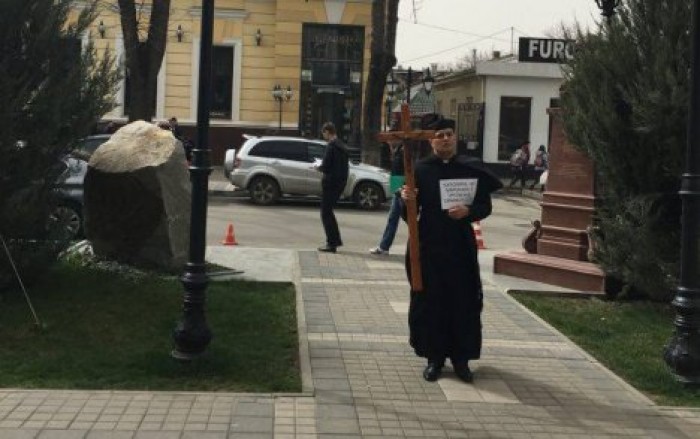 Католический священник устроил пикет в Симферополе