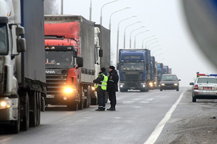 Казахстанец пытался ввезти в Россию 19 тонн насвая под видом куриного корма