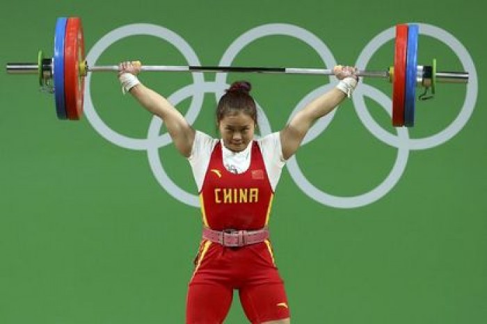 Китайская тяжелоатлетка выиграла золото Олимпиады с мировым рекордом