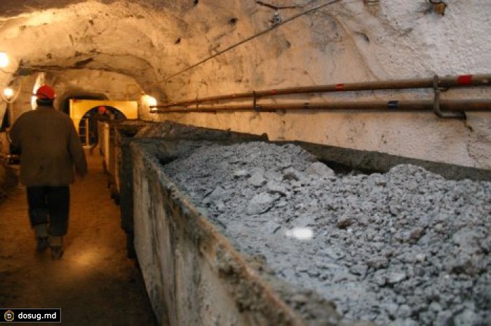 Китайские шахтеры провели почти неделю под землей после аварии