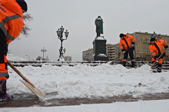 К ликвидации последствий снегопада в Москве привлекли 35 тысяч коммунальщиков