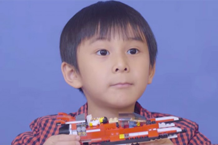 Компания Lego заставила отца вспомнить о сыне с помощью огромного экрана