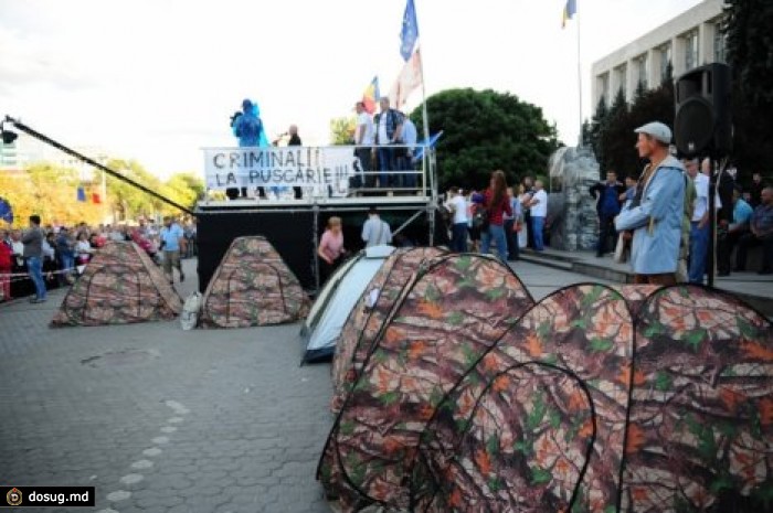 Летние палатки протестующих сменили на деревянные строения