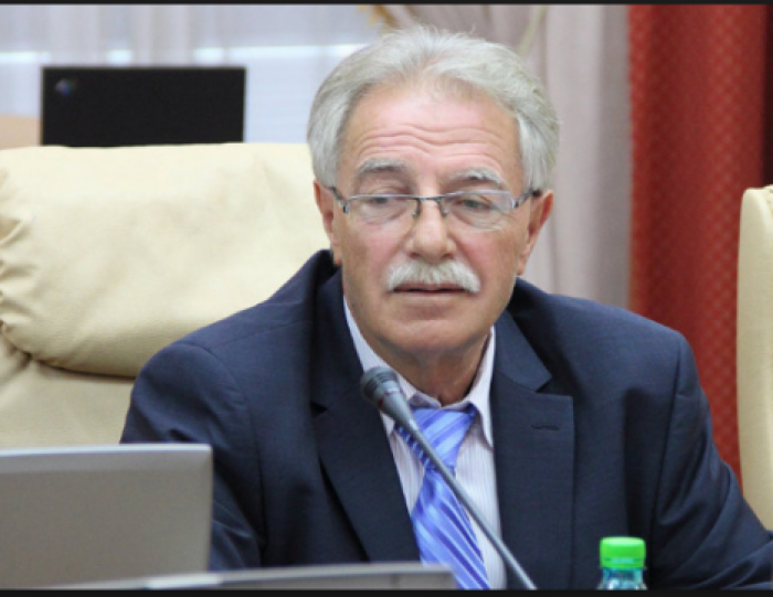 Либерал Георге Брега попался курящим под табличкой "Курение запрещено"