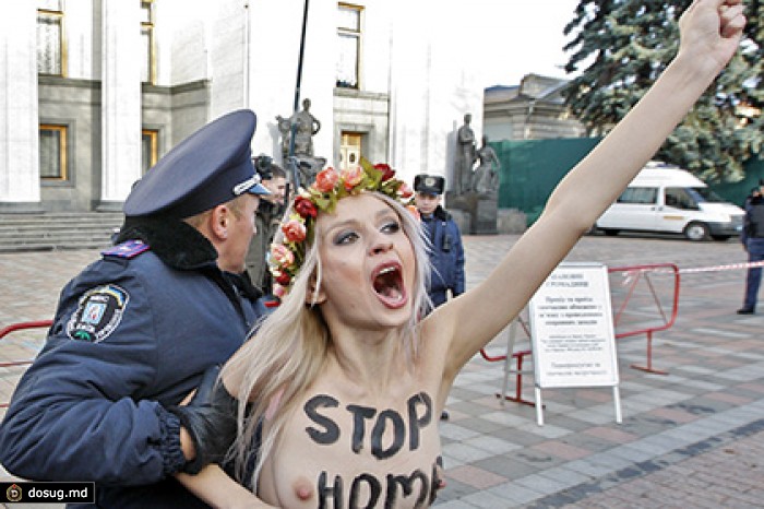 Лидер Femen предложила активисткам раздеваться за деньги