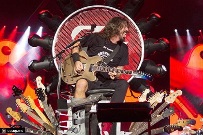 Лидер Foo Fighters обматерил фанатов на концерте