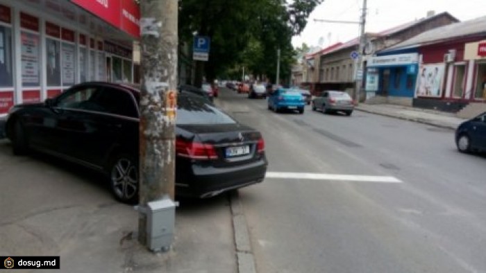 Мама с коляской не смогла пройти по тротуару из-за авто класса "Люкс"