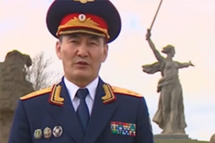 Маркин встал у березы и поздравил ветеранов с 9 Мая