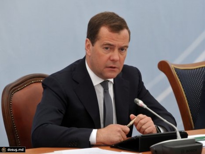 Медведев поручил сократить бюджетные расходы