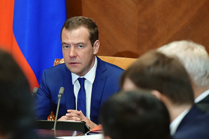 Медведев поручил запретить продажу непищевой продукции с алкоголем