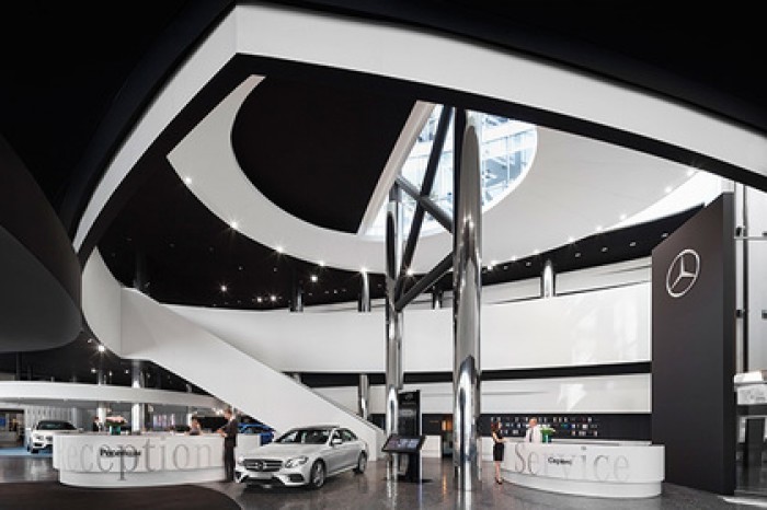 Mercedes-Benz обновил в Москве флагманский салон продаж