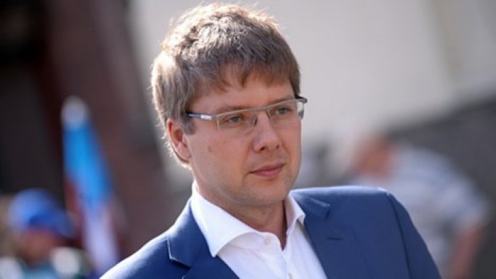 Мэр Риги заплатил штраф за общение на русском и английском языках в Facebook