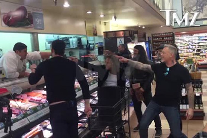 Metallica исполнила свой хит в продуктовом магазине