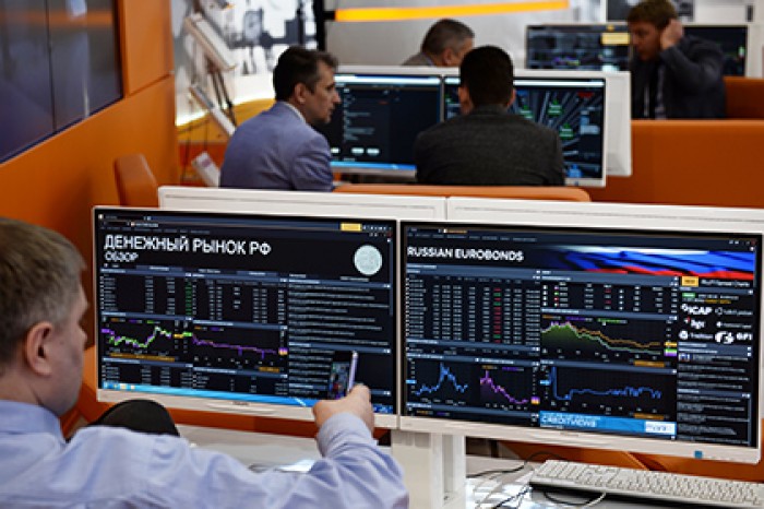 Минфин попробует продать облигации небогатым россиянам без знания рынка