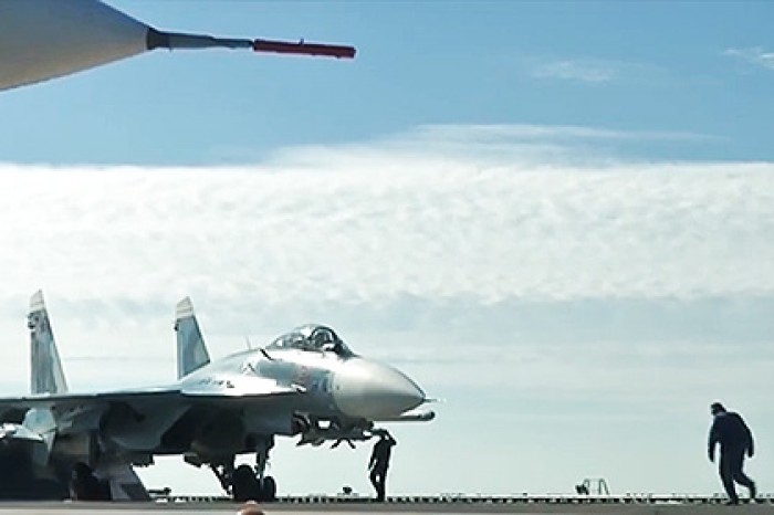 Минобороны опубликовало видео взлета Су-33 с авианосца «Адмирал Кузнецов»