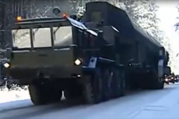 Минобороны показало подготовку к загрузке ракеты «Ярс» в шахту