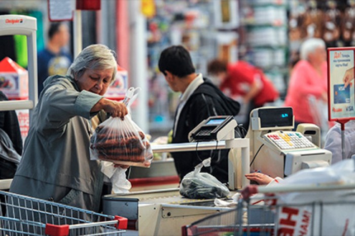 Минпромторг исключил водку и сигареты из продуктовых карточек