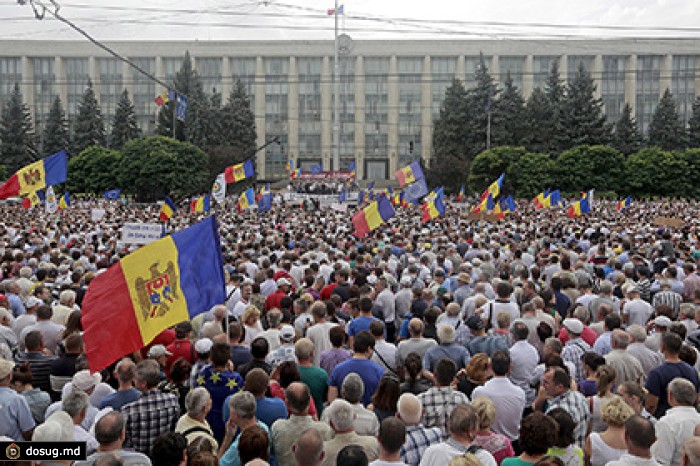 Митингующие в Кишиневе прорвали кордон и направились к резиденции президента