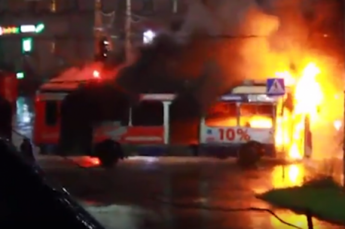 Момент попадания молнии в троллейбус в Петрозаводске сняли на ВИДЕО