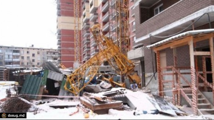 На одной из московских строек упал подъёмный кран