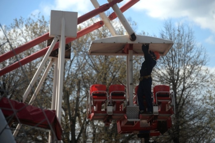 Аттракцион анаконда вднх. Флешмоб мчс вднх. Соревнования на вднх. Кормушка для птиц на пожарную тематику. Американские горки на ввц.