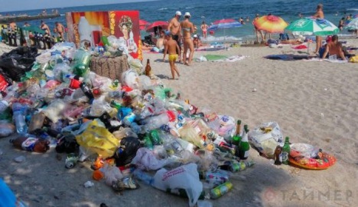 На одном из пляжей в Аркадии возникла стихийная мусорная свалка
