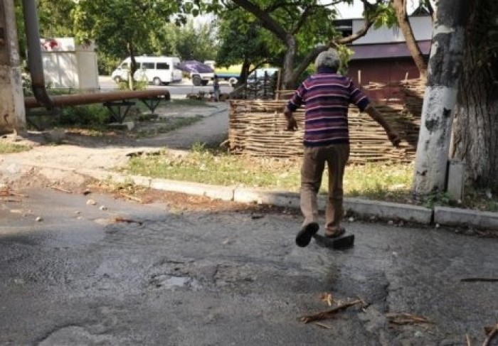 На одной из улиц в Кишиневе трое суток течет вода из прорвавшейся трубы