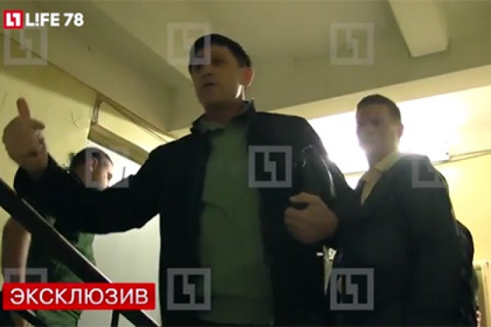На съемочную группу «Лайфа» напали в выборгском подъезде