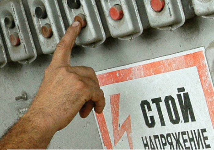 На турбазе в Приморье отдыхающего убило током в душевой кабинке