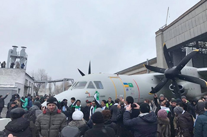 На Украине показали прототип нового транспортного самолета Ан-132