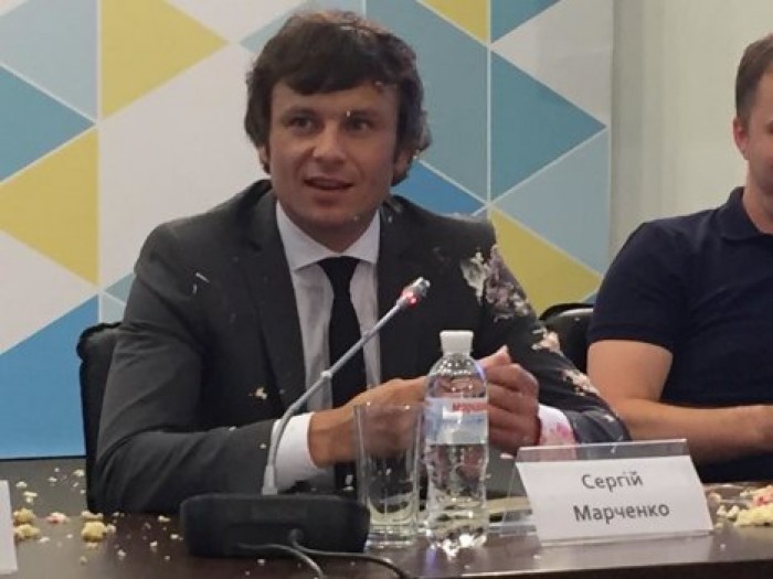 На Украине в заместителя министра финансов бросили торт