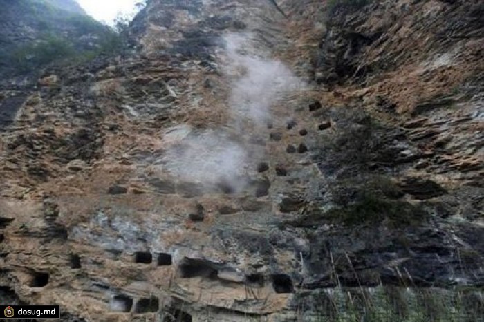 Найдено древнее китайское захоронение из ста висячих гробов