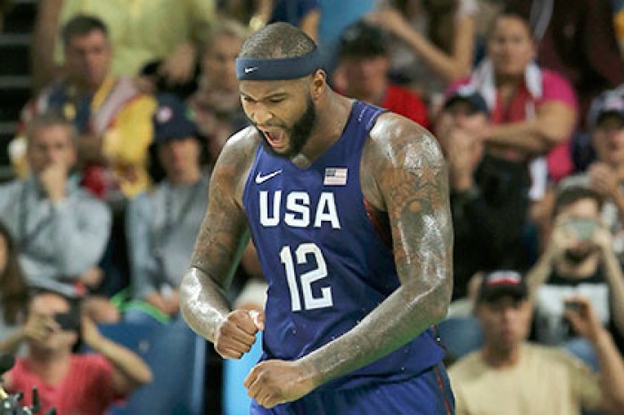 НБА оштрафовала баскетболиста за выброшенную на трибуны капу